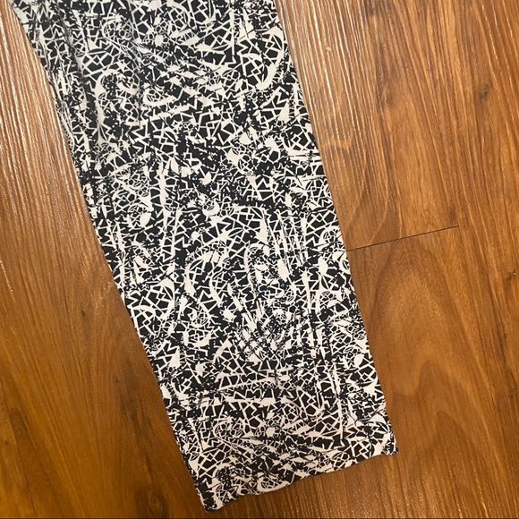 Nike Black and White Patterned Leggings - Picture 4 of 7
